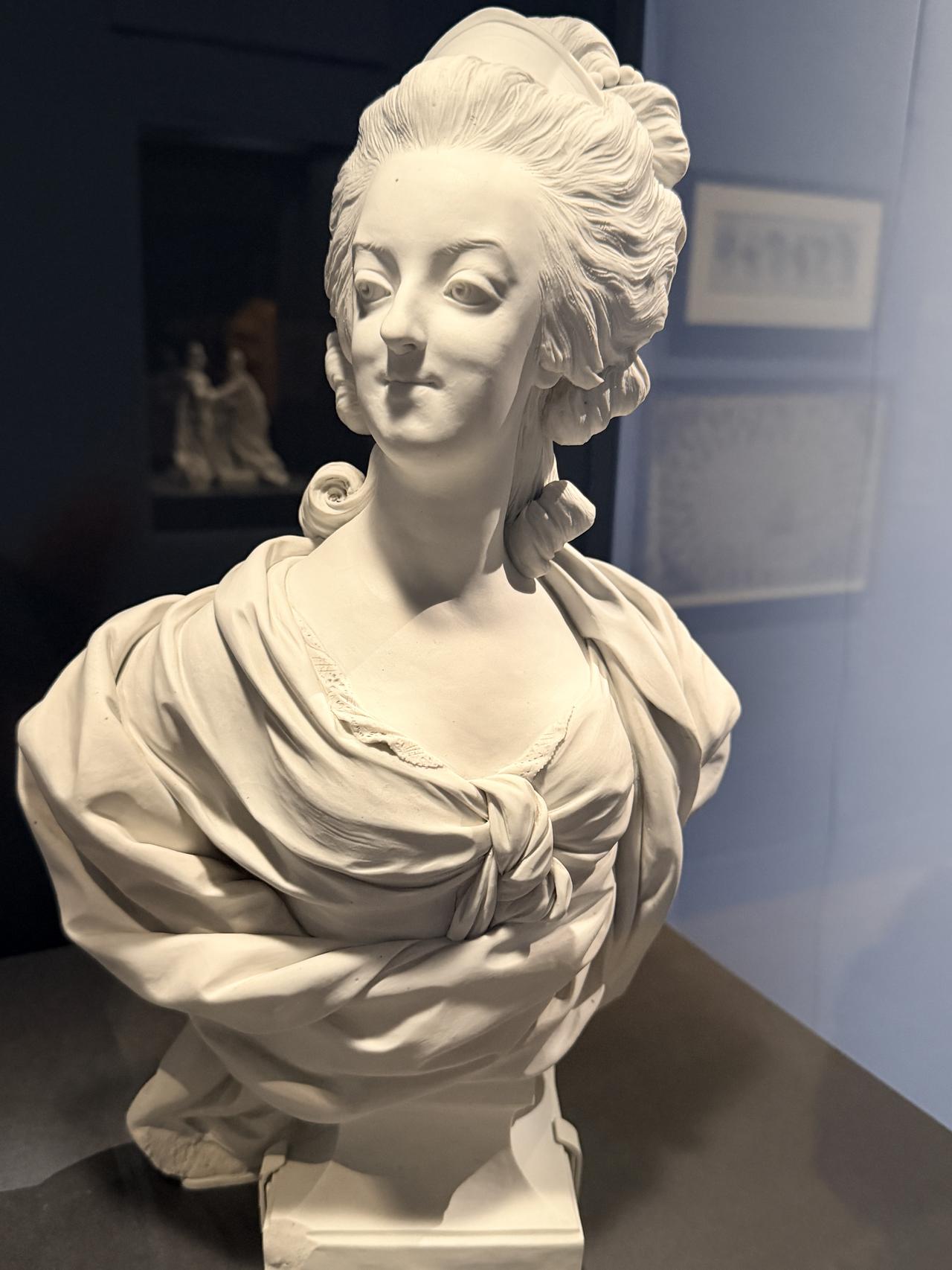 画像1: フランス王妃マリー・アントワネットの胸像(背面) セーヴル磁器製作所、ルイ=シモン・ボワゾ 1788年頃 V&A