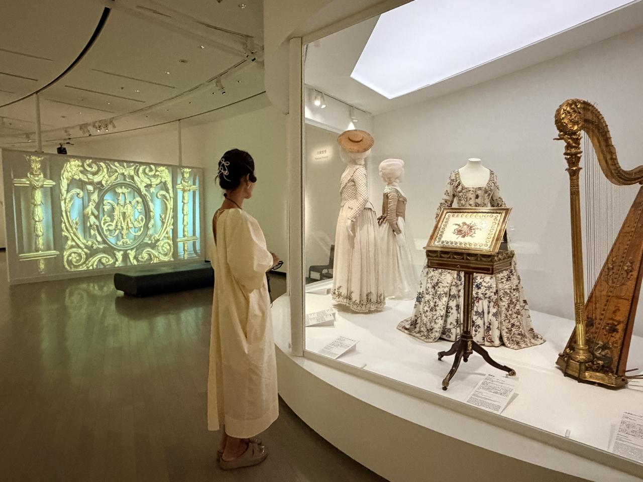 画像7: 「マリー・アントワネット・スタイル」展示風景(横浜美術館、2026年)