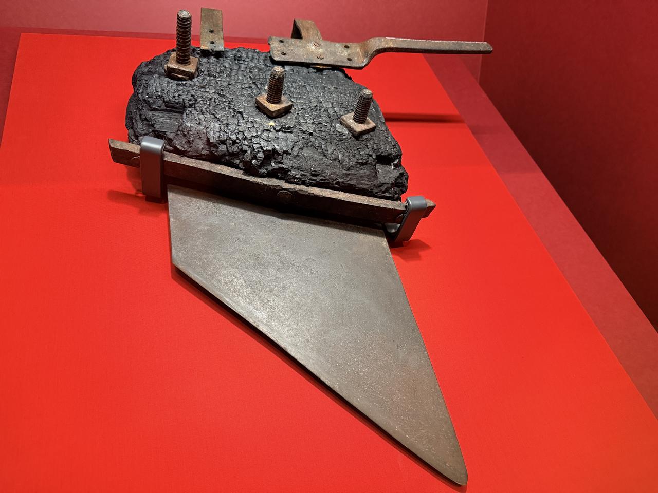画像: フランス革命で用いられたギロチンの刃 フランス製 1791–93年頃 マダム・タッソー・ロンドン・アーカイヴ