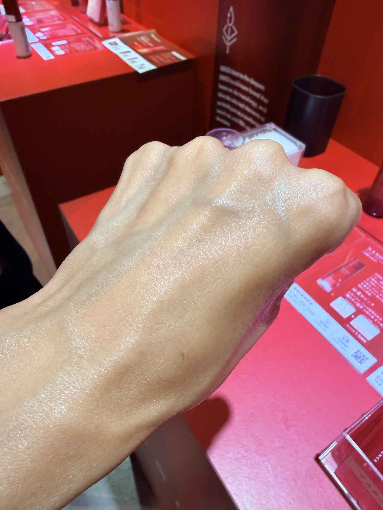 画像: 98%以上の美容成分 × ナノ化 × 炭酸の力で肌の奥※まで届ける導入美容液。注目の成分「フォース卵殻膜エキス」90%以上配合で、艶めく肌へ導きます。※角質層まで