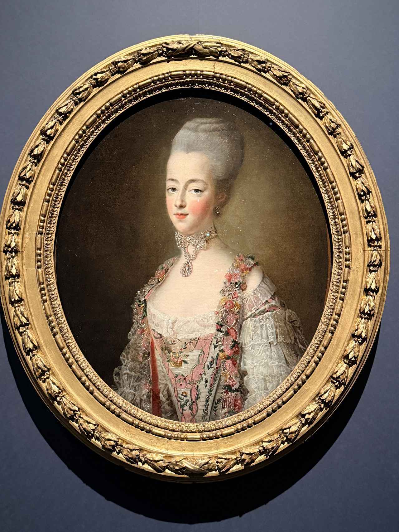 画像: コートドレスのマリー・アントワネット フランソワ=ユベール・ドルーエ 1773年 V&A
