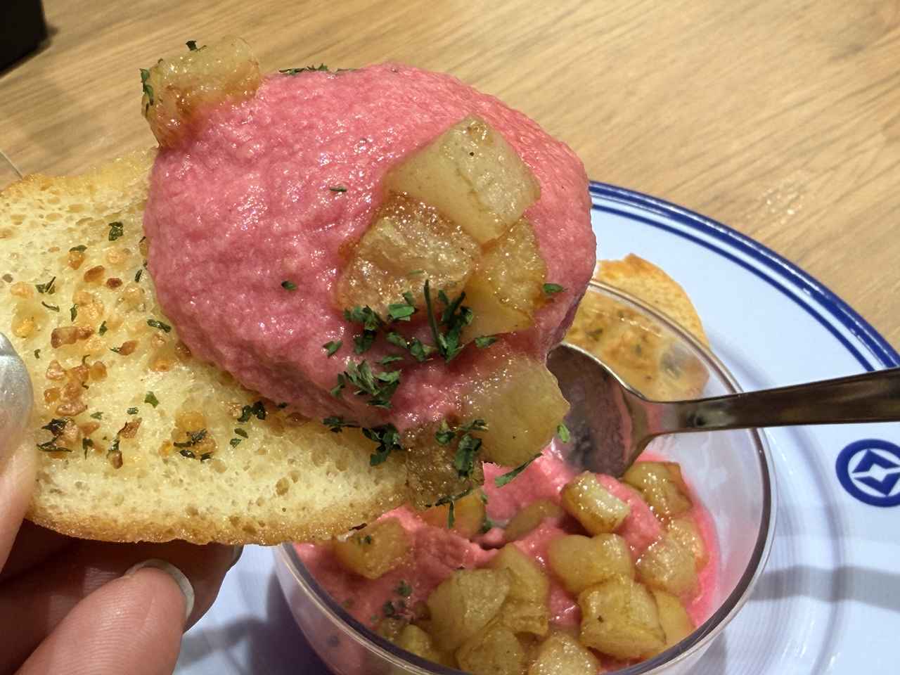 画像: 冷たいビーツのボルシチ