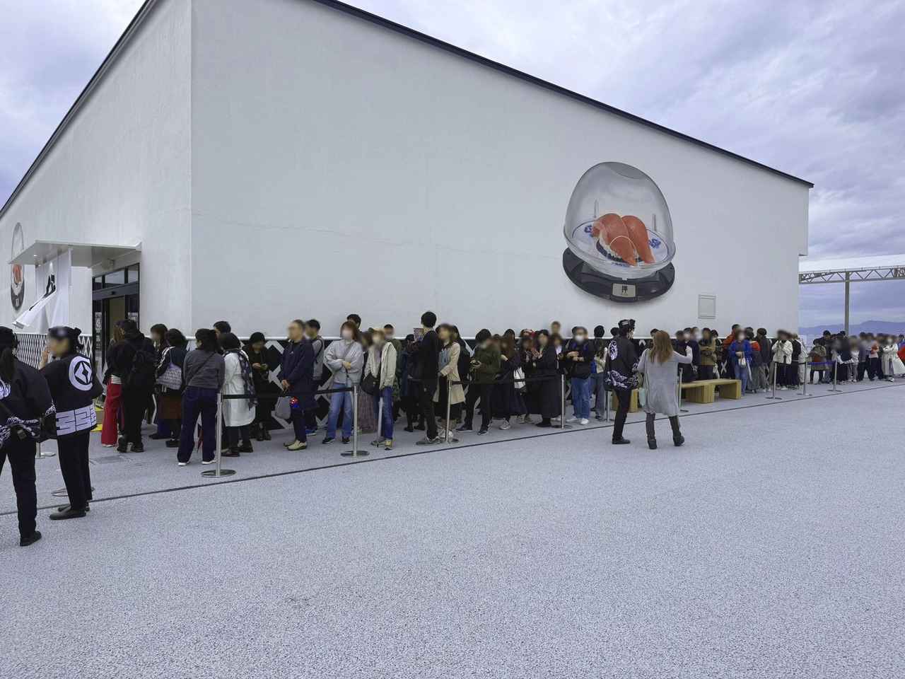 画像: 万博店の開店を待つお客様の長蛇の列