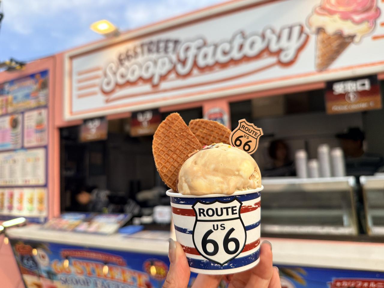 画像: 66 STREET Double Scoop スイートキャラメル✖イタリア産のマロングラッセ ルート66の旧国道をイメージしたスタイリッシュなアイスカップに、28種類の中からお好きなアイスをダブルで盛り付けます。キャラメルハードワッフル、チョコソース、カラフルスプレーがトッピングされた1980年代のアメリカを感じる濃厚な味わいです。