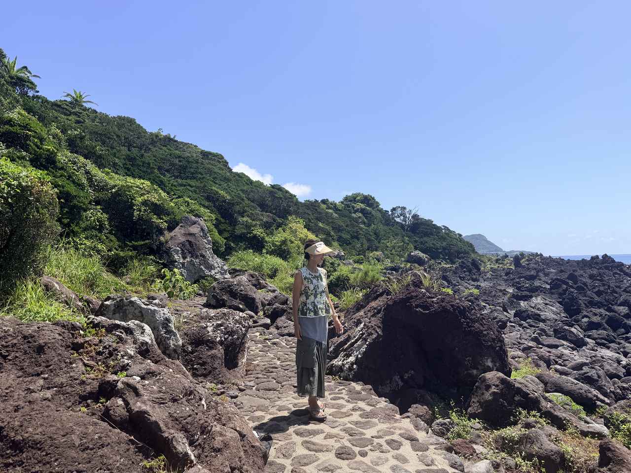 画像1: 朝の散策で地球の息吹を感じる「鐙瀬溶岩海岸」お散歩タイム