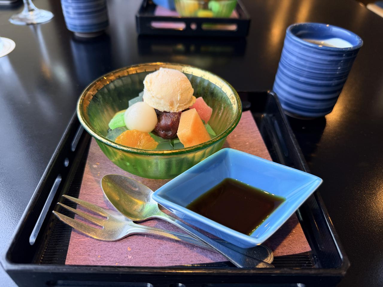 画像: 食後には、ひんやり冷たいクリームあんみつまでついています