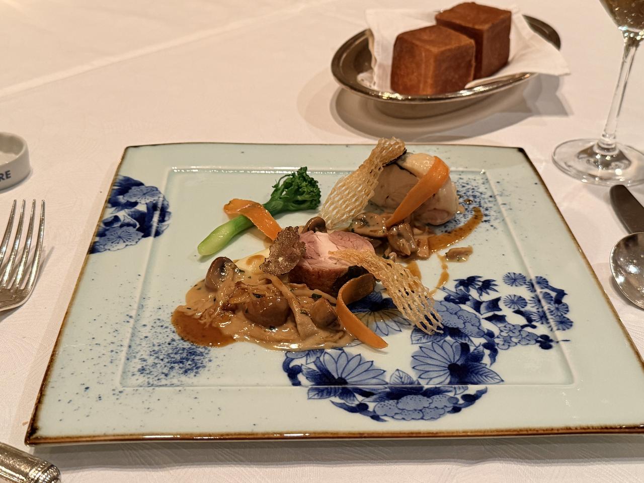 画像2: ～王妃の愛した伊万里焼とともに～ 甲州地鶏のドゥミドゥイユとポム・ムースリーヌ ソース・フォレスティエール
