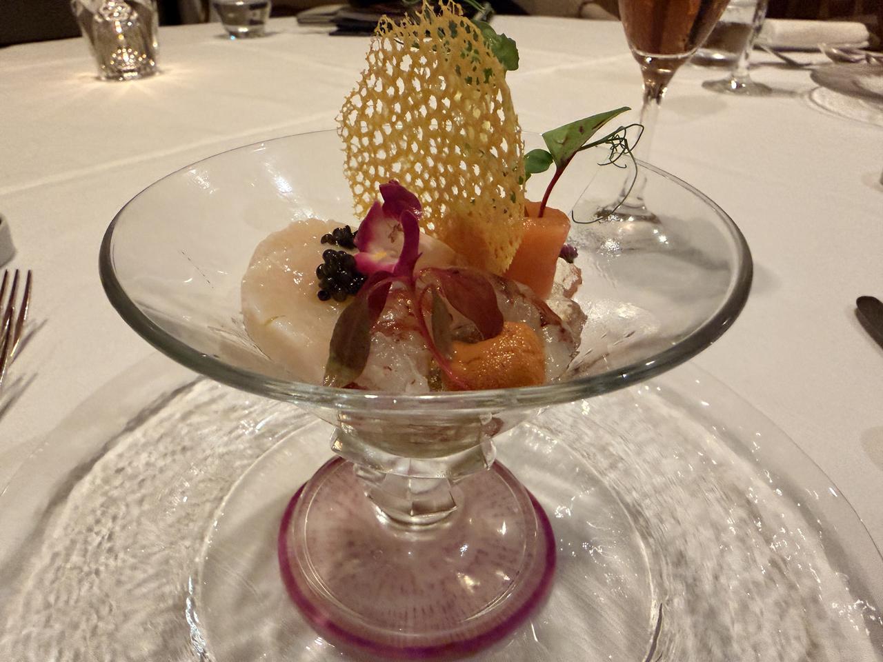 画像: ～王妃に捧ぐ一皿のイマージュ～ 海の恵みとキャヴィアのカクテル シャンパーニュのジュレを合わせて