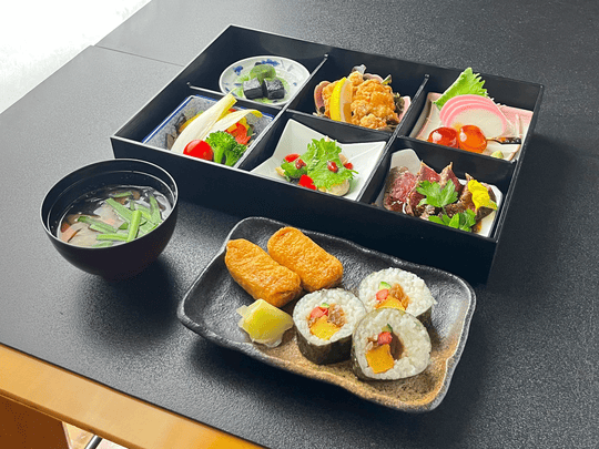 画像: VIP【赤席】大人20,000円(税込)子ども14,000円(税込) 第63代横綱旭富士公認 ちゃんこ鍋