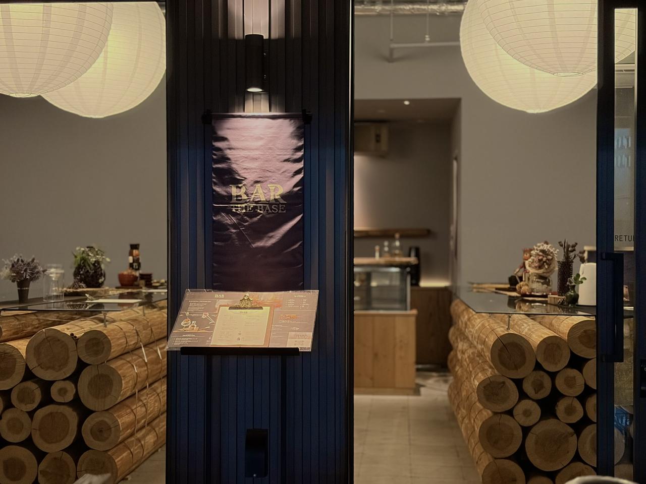 画像: 夜の『BAR THE BASE』