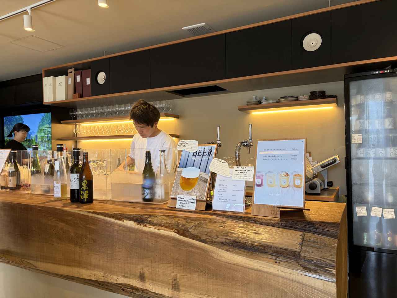 画像: 有料試飲もできるカウンター