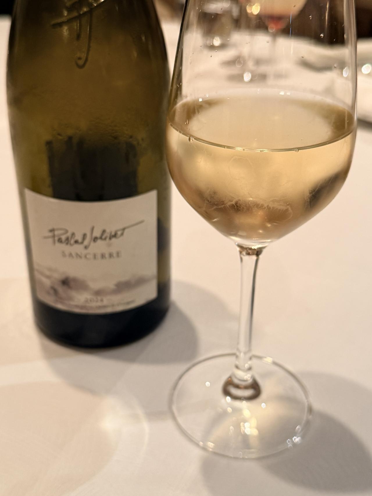 画像: サンセールブラン（Sancerre Blanc） ソーヴィニヨン・ブラン種100%で造られる世界屈指の辛口白ワインです。みずみずしい清涼感と凜とした気品をあわせ持ち、高級フレンチのペアリングでも絶大な信頼を集めています。