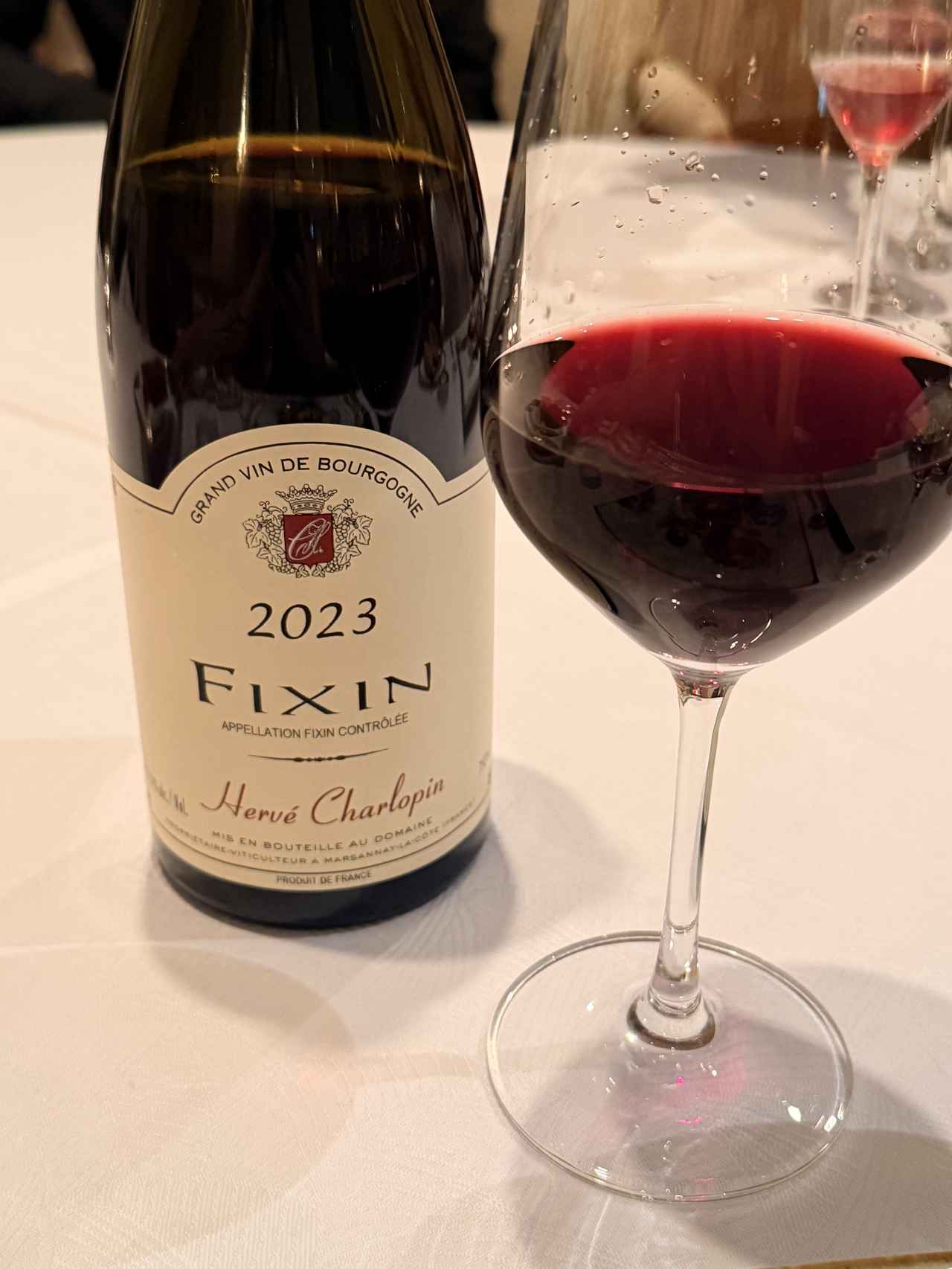 画像: フィサン ルージュ（Fixin Rouge） ナポレオンも愛したことで知られるコート・ド・ニュイ地区の北端「フィサン」でつくられる赤ワイン。格調高いピノ・ノワール種から生まれる、クラシカルな正統派ブルゴーニュ。ズベリーやチェリーなどの赤い果実の香りに、ほんのりスパイスや革、大地のニュアンスが重なります。繊細でありながら芯のあるタンニン（渋み）が、メインの肉料理の旨味をどこまでも高めてくれます。