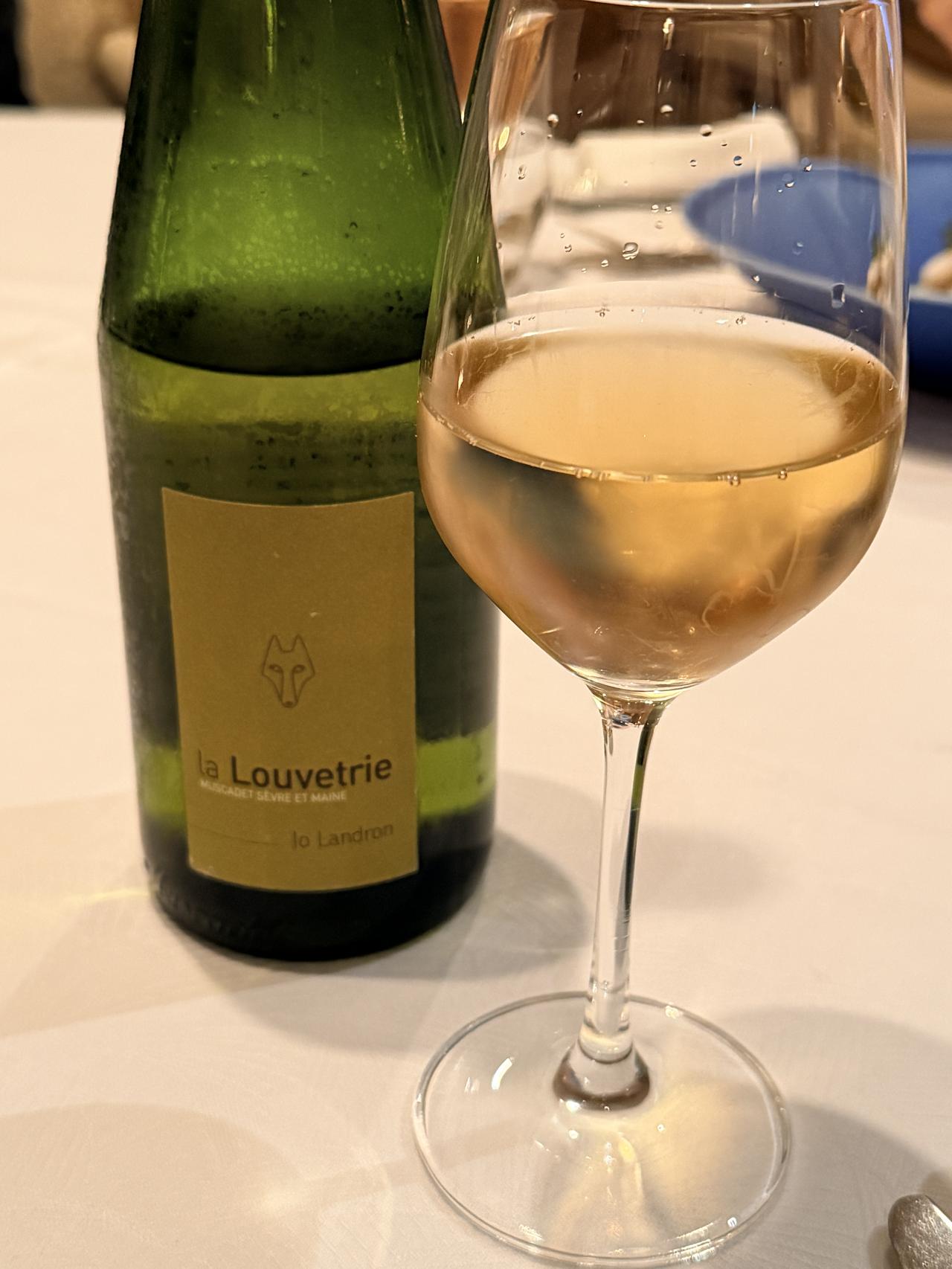 画像: ミュスカデ（Muscadet） フランス・ロワール地方の最下流、大西洋の風を受けるエリアで生まれる伝統的な辛口白ワイン。18世紀のフランス宮廷でも日常的に親しまれていた、非常に歴史ある銘柄です。みずみずしい柑橘類や青りんごを思わせる果実味に、ミネラル感と澄んだ酸味が際立ちます。新鮮な魚介を使った前菜や冷菜の旨みをキュッと引き締めてくれます。