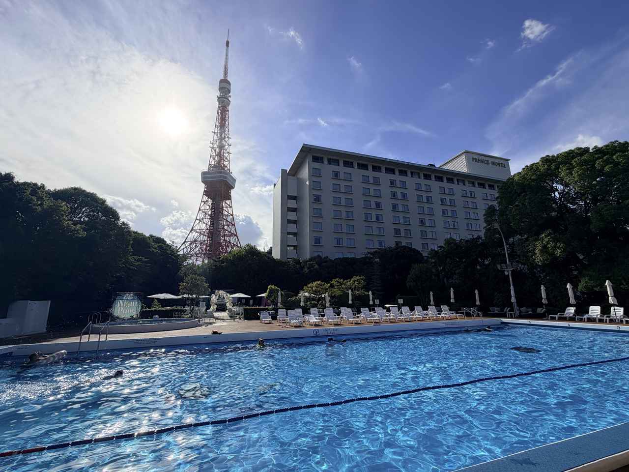 画像: 食事前にガーデンプールで涼をとるのもおすすめ! www.princehotels.co.jp