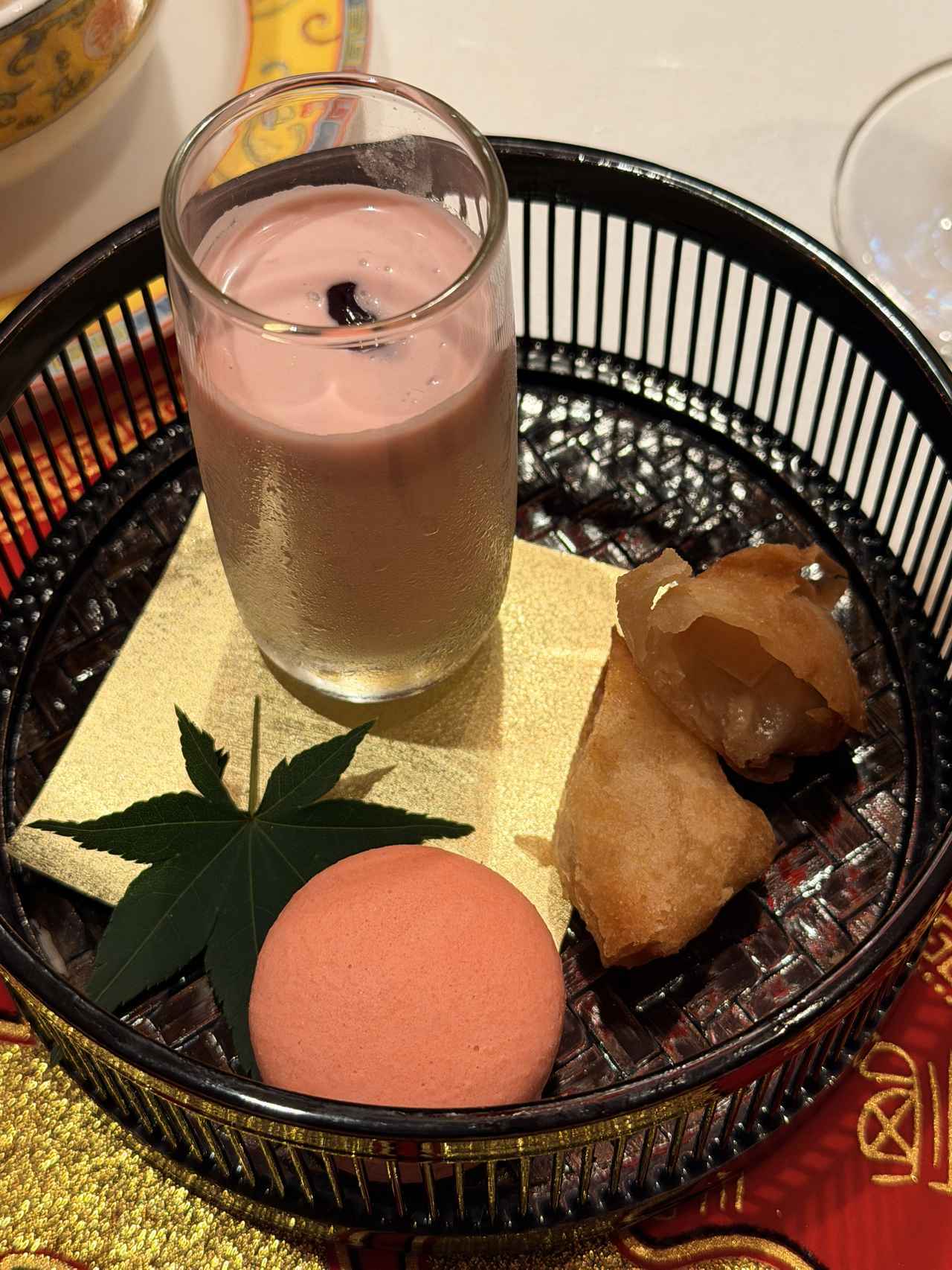 画像: ・杏仁豆腐 ハスカップソース ・白あんとココナッツのマカロン ・北海道産リンゴとチーズの春巻き シナモン風味