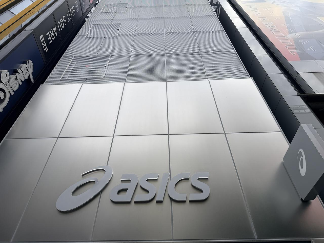 画像: フロア構成 1階:「ASICS SportStyle」カテゴリーのシューズ、ウエア 2階:ランニング用のシューズ、キッズ用のシューズ、「ASICS FOOT ID 3D」 3階:ランニング・トレーニング用のウエア、テニス・バスケットボール用のシューズ、 ウエア、ゴルフ用のシューズ、「ASICS CREATE」 4階:「PRIVATE LOUNGE」