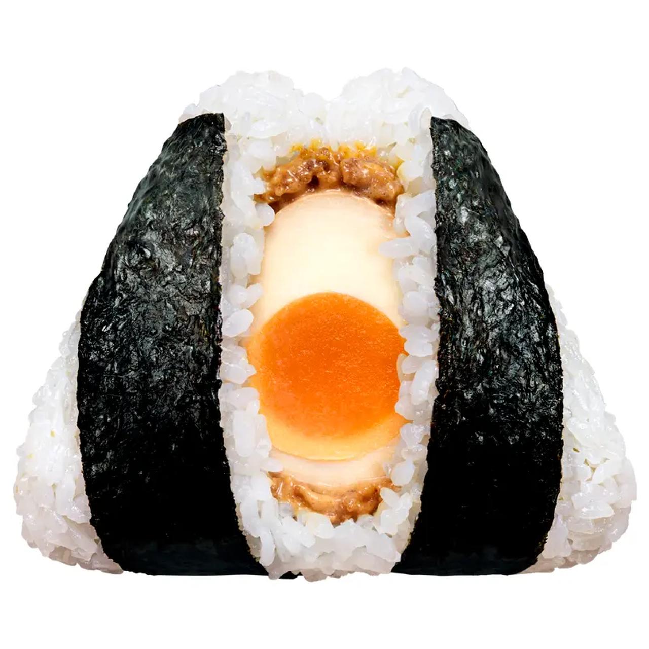 画像: 【商品名】ぼんご監修 大きなおむすび 煮たまごと肉そぼろマヨ 【価格】323円（税込348円） 【発売日】2026年8月18日（火） 【発売地域】全国 【内容】ファミリーマートで人気の「大きなおむすび　マヨたま」を「ぼんご」流にアレンジした一品です。ぼんごで人気の「卵黄醤油漬け」からヒントを得て、煮たまごを、さらに、甘辛い醤油だれにからめて、ごはんとの相性を向上させました。煮たまご1/2個に、マヨネーズ和えした肉そぼろを組合せた、大満足の一品です。