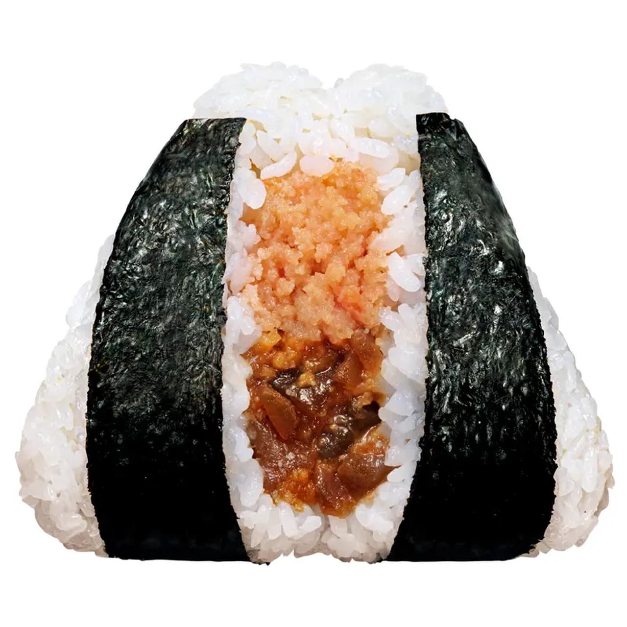 画像: 【商品名】ぼんご監修 大きなおむすび 生たらこと漬けまぐろ入りまぐろたたき 【価格】313円（税込338円） 【発売日】2026年8月18日（火） 【発売地域】全国 【内容】名店「ぼんご」で人気の「生たらこ」と、右近店主の著書で紹介された「ねぎとろ」をヒントにした「まぐろたたき」を合わせた大きなおむすびです。「漬けまぐろ」を加えることで深い旨みと食感をプラスしました。一口目から魚卵の濃厚な味わいを感じていただけるよう、おむすびの中具材の上部に生たらこを配置しています。こだわりの具材をふっくらとしたごはんでたっぷりと包み込んだ至福の一品です。