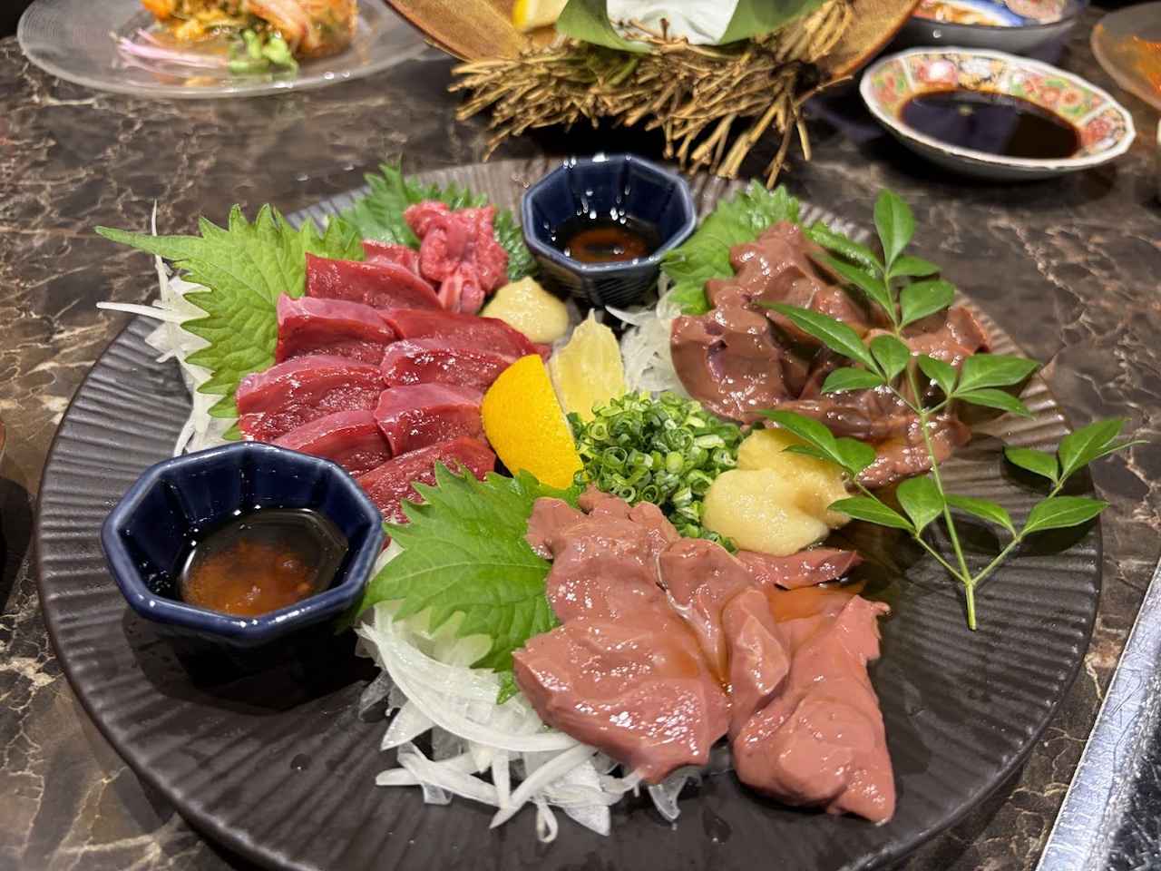 画像: 生レバー盛り合わせ (神レバー1280円、馬レバー1480円、海レバー1480円)