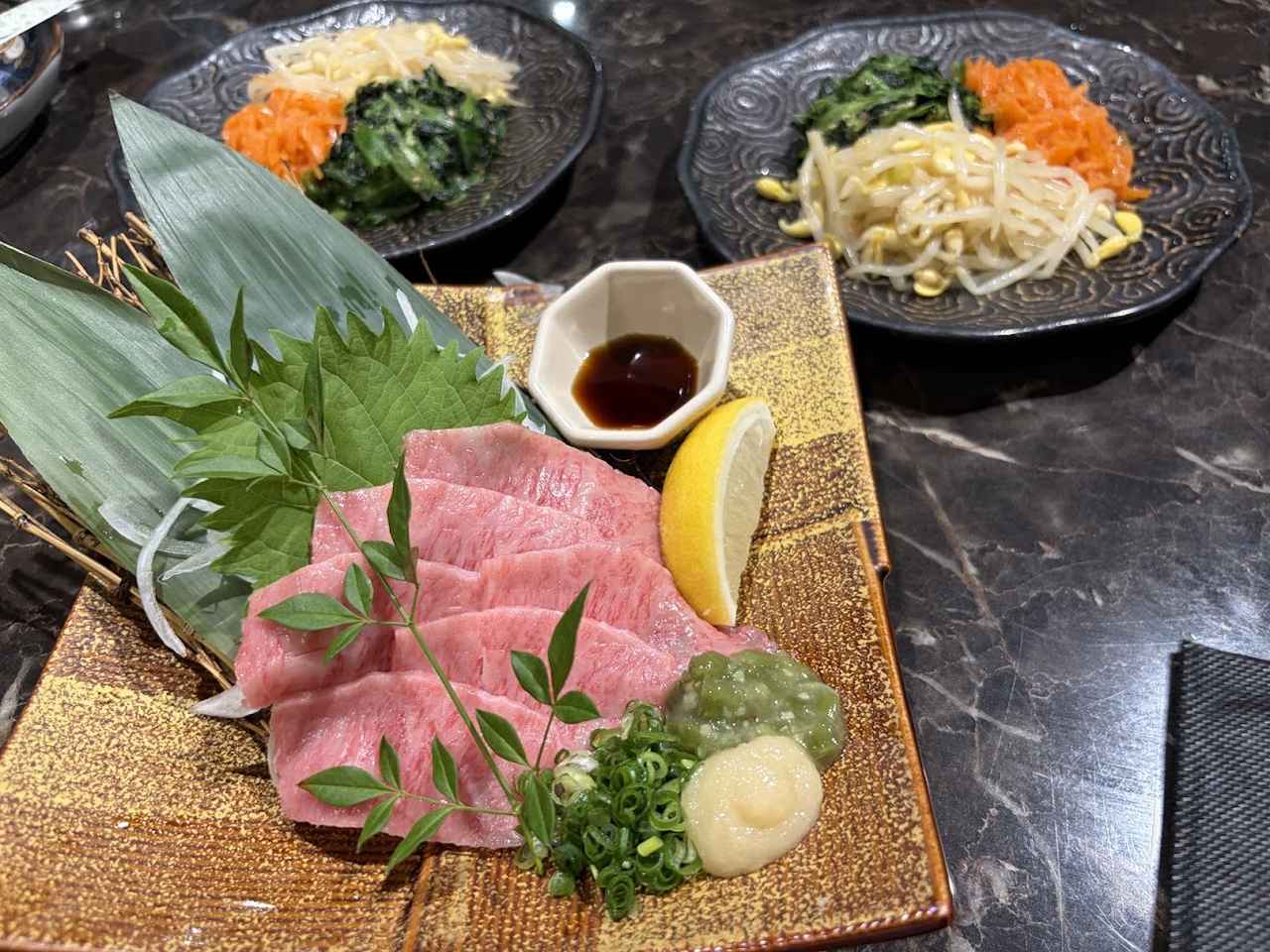 画像: 神戸ビーフ刺身1900円 ナムル盛り合わせ900円