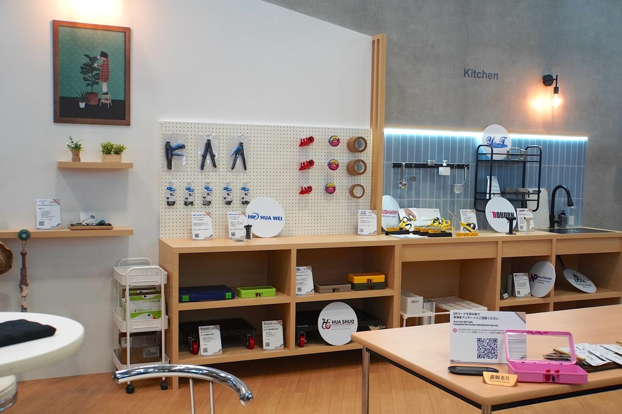 画像2: 展示ブースに興味津々