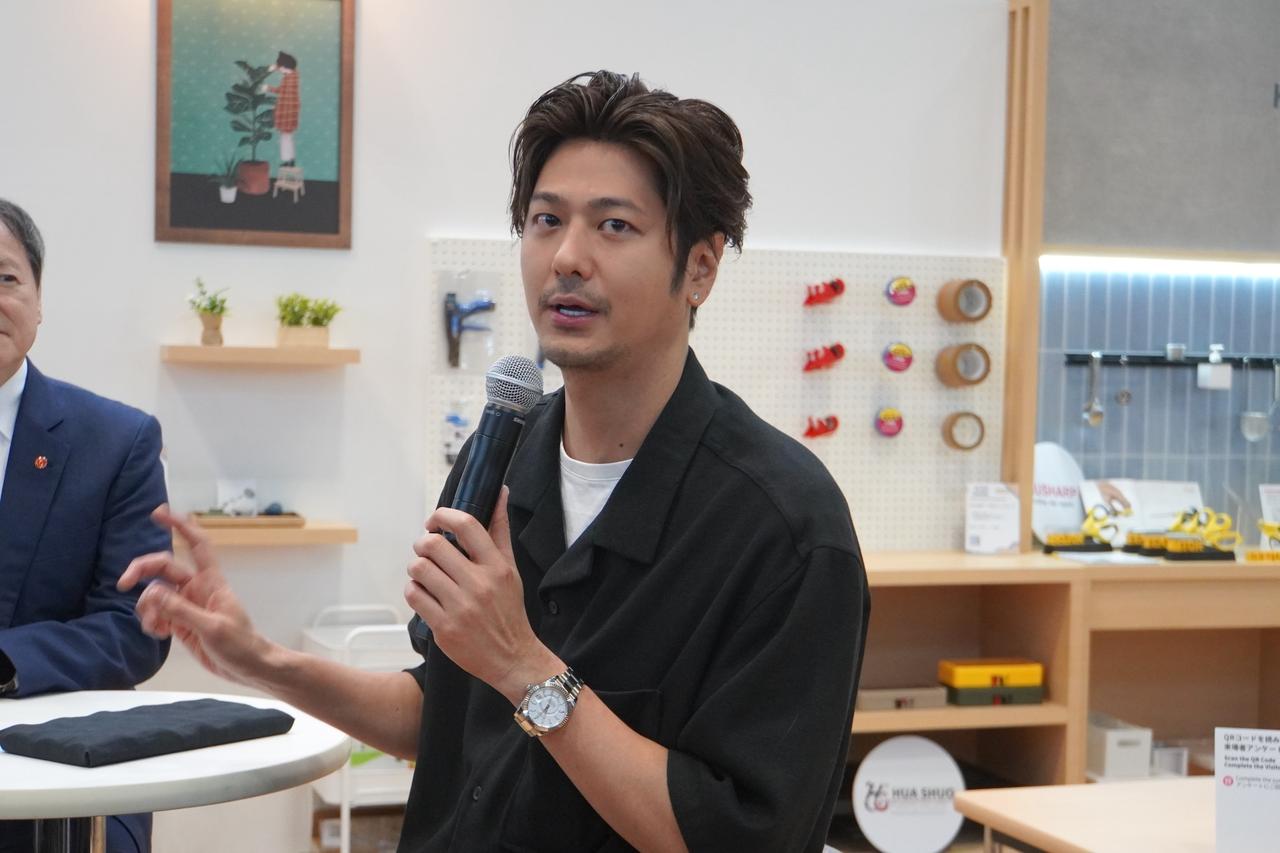 画像1: 展示ブースに興味津々