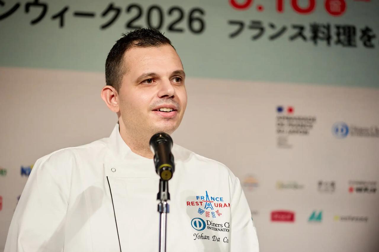 画像: 【東京都】ザ・ペニンシュラ東京「Peter」　ヨハン・ダコスタ シェフ フランス・ブルゴーニュ地方マコン出身で、2014年の来日以降、日本の旨味文化や季節を尊重する食の考え方に影響を受けてきた、ザ・ペニンシュラ東京「Peter」のヨハン・ダコスタシェフ。フランス料理のルーツと日本料理の繊細な技法を融合し、旬や職人の技術を尊重することも、サステナビリティにつながると述べました。