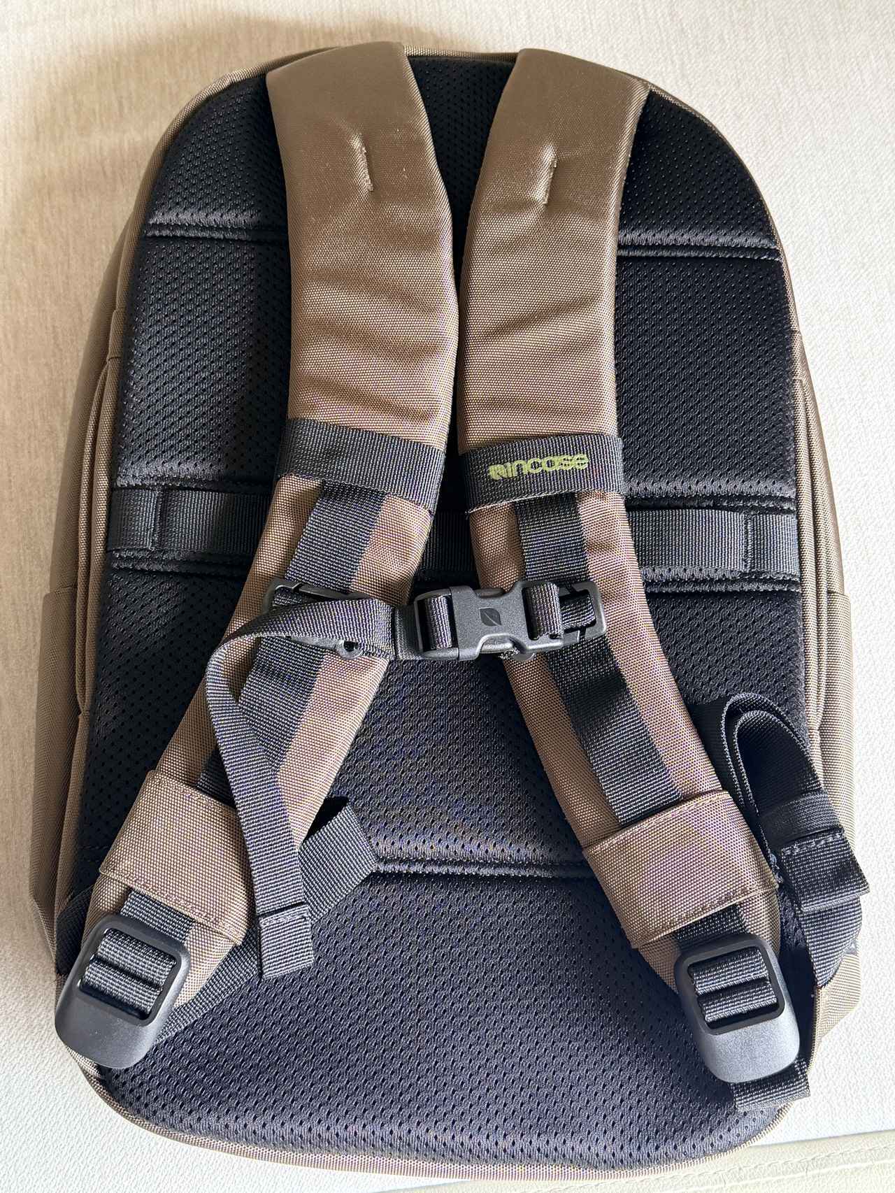 画像: ハーネスには横ブレを軽減するチェストストラップを採用、背面には通気性に優れた3Dパディングメッシュを搭載。長時間背負っても蒸れにくく、快適な背負い心地を保ちます。