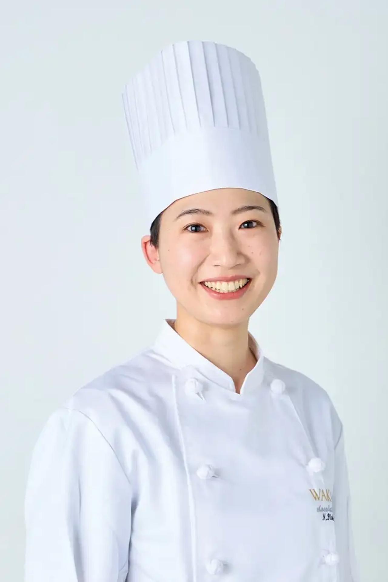 画像: シェフ ショコラティエ兼パティシエ 飯岡 奈々 エコール辻 東京、辻調グループ フランス校 卒業、 2016 年〜2022 年 インターコンチネンタル東京ベイに勤務 主な受賞歴： 2018年 BUKO クリームチーズコンテスト ショーケース部⾨ 優秀賞、2020年 ルクサルド・グラン・プレミオ 優勝、2023年 クープ・デュ・モンド・ドゥ・ラ・パティスリー 国内予選 チョコレート細⼯・レストランデザート部⾨ 準優勝、内海会味覚コンクール アントルメ(ホールケーキ) ⾦賞、ジャパンケーキショー東京 コンフィズリー部⾨ 連合会会長賞、2025年 クープ・デュ・モンド・ドゥ・ラ・パティスリー 国内予選 レストランデザート＆チョコレート細⼯部⾨ 優勝、2026年 クープ・デュ・モンド・ドゥ・ラ・パティスリー アジア大陸予選 アジアン・ペストリーカップ2026 日本代表チーム優勝
