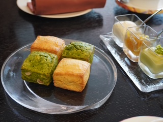 画像: プレーンスコーン・ほうれん草とヘーゼルナッツのスコーン