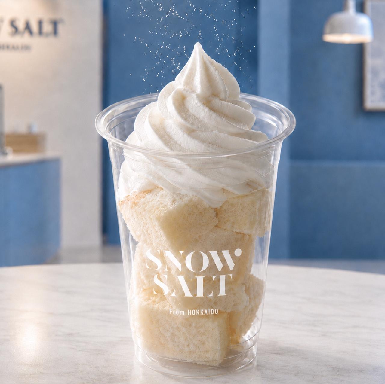 画像: SNOW ON SNOW 680円 北海道産小⻨を使ったふわりとした白いパンに、北海道ミルクと雪塩のソフトをのせ、さらに雪塩をひとふり。⼼も小腹も満たす、優しいデザートです。