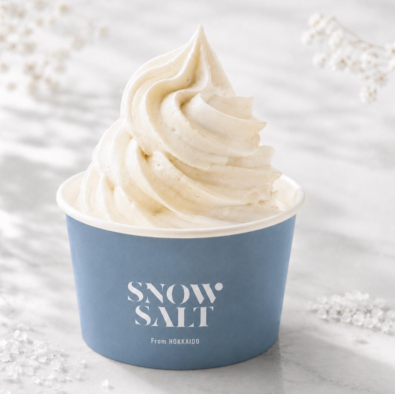画像: SNOW SALT 480円 北海道ミルクに雪塩を合わせた、甘さ控えめの塩ソフトクリームです。北海道の牧場から届く生乳本来のすっきりとしたコクに、雪塩を加えることでミルクの自然な甘みとうまみを引き立て、軽やかな後味 に仕上げています。
