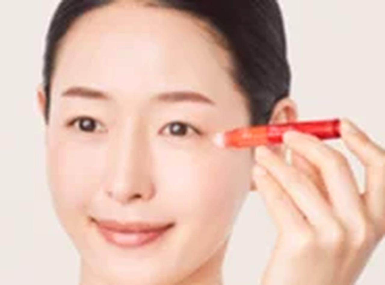 画像: 使用方法 1. 化粧水の後、キャップを外し、気になる部分に容器先端を肌に垂直に軽く押し当てます。 2. 容器尾部のボタンを1〜2回ノックし、その状態を3秒保持して、美容液を角層に注入します。 3. 最後は肌に残った美容液を、やさしく指でなじませてください。