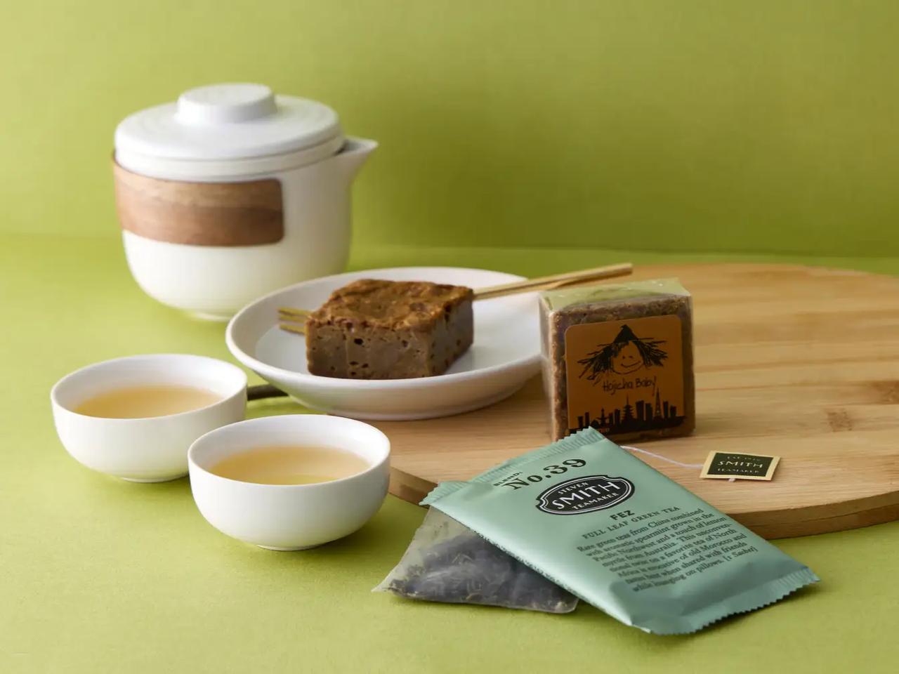 画像: “Toasty & Bright” 風味豊かなほうじ茶の香りを楽しめる「ほうじ茶ベイビー」には、希少な中国産緑茶に、スペアミントとレモンマートルが爽やかに香るグリーンティー「フェズ」をペアリング。 香ばしさとバターの風味に、爽やかな柑橘感が後味をきれいに締めてくれます。一口ごとにリセットされる感覚で、最後まで軽やかに楽しめます。