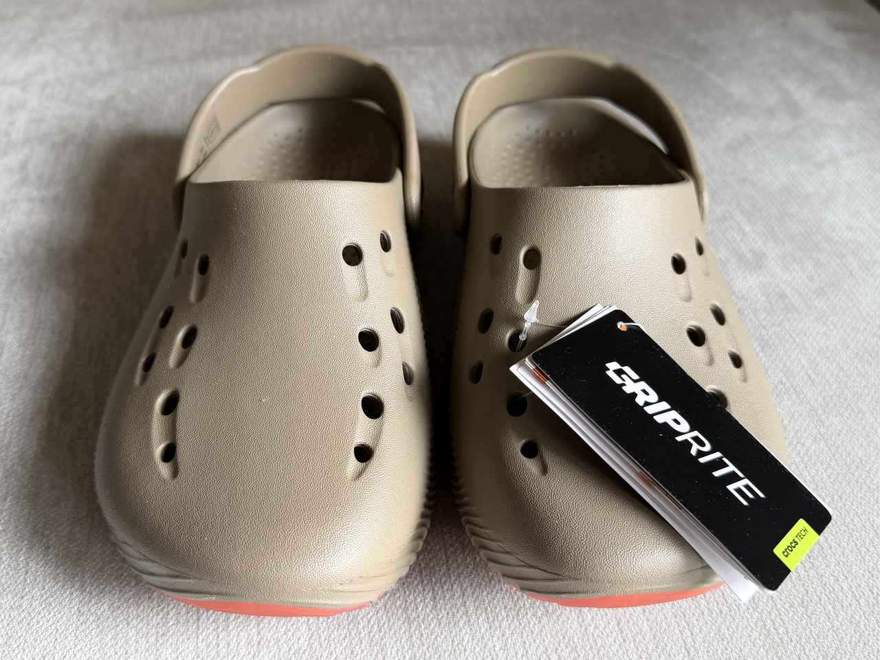 画像: 履き方で選べるスタイルとジビッツ™ チャームで叶う自分らしさ