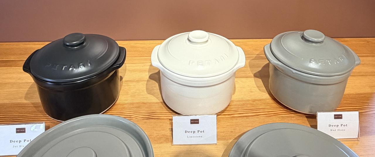 画像: Deep Pot（ディープポット）　（カラー）Jet Black／Limestone（新色）／Mud Stone サイズ　幅（取手込）21cm × 口径 18cm × 高さ 17cm（胴体のみの高さ 12cm） 容量／重量　1.6L（満水時：2.0L、1～2名）／約1,800g 価格　¥9,000（税込¥9,900） 対応熱源　直火、電子レンジ、ラジエントヒーター、オーブン（※）※フタはオーブンに対応しておりません。 gmpshop.jp