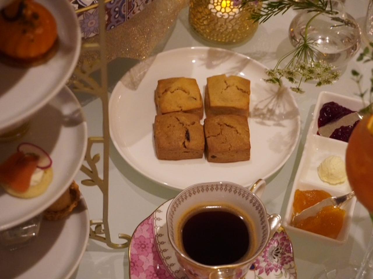 画像: 秋のティータイムに欠かせない、香り豊かな2種の焼きたてスコーン