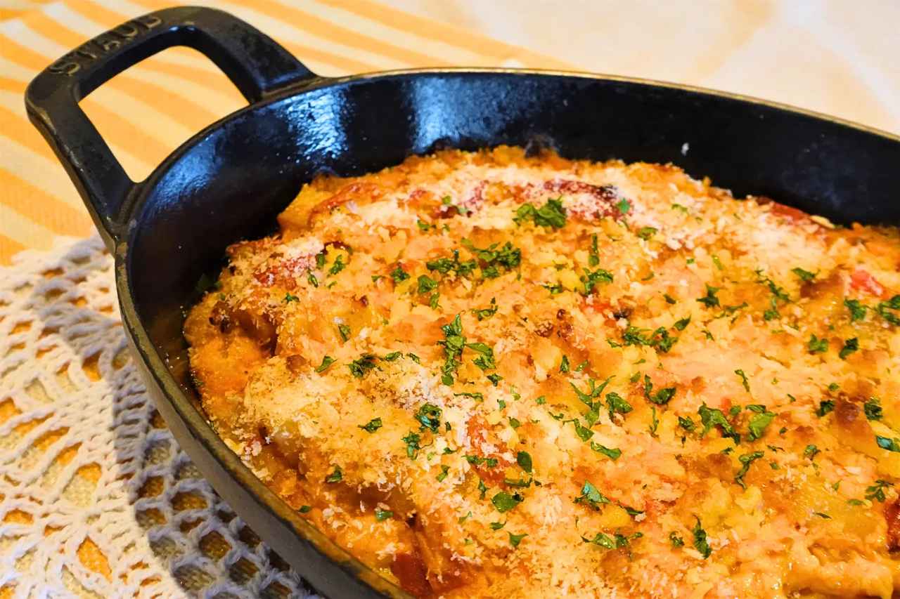 画像: 横浜桜木町ワシントンホテル 「プラントベースのふわとろチーズカレーグラタン」 植物性スクランブルエッグに大豆由来のキーマカレー、植物性チーズを合わせたポテトグラタン。グリルしたトマトの酸味も加わり、朝食でもさらっといただける一皿