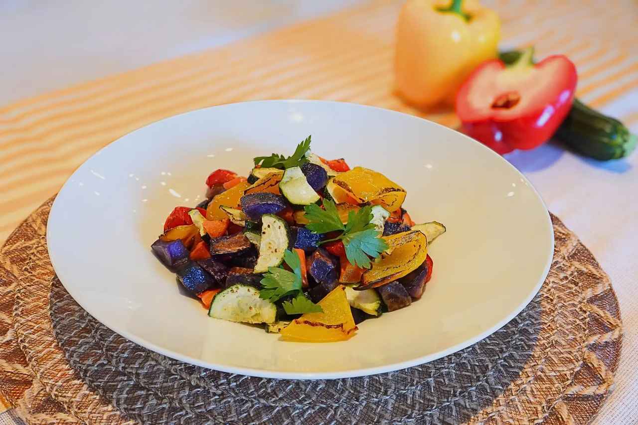 画像: 東京ベイ有明ワシントンホテル 「ローストベジタブル」 赤や黄色の鮮やかなお野菜を香ばしく焼き上げ、素材本来の甘みと旨味がギュッと凝縮されており、朝食の付け合わせに最適。お肉が苦手な方にもおすすめしたい一品。