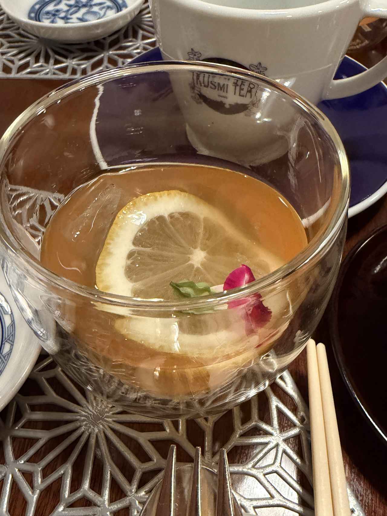 画像: 「90 分フリーフロープラン」 追加料金 お1人様3,000円（税・サービス料込み） クスミティーの「ホワイト ベリーニ」を 使用したティーモクテル「ソレイユ・ブラン」 スパークリングワイン／ワイン（白・赤）／瓶ビール／紹興酒／ハイボール