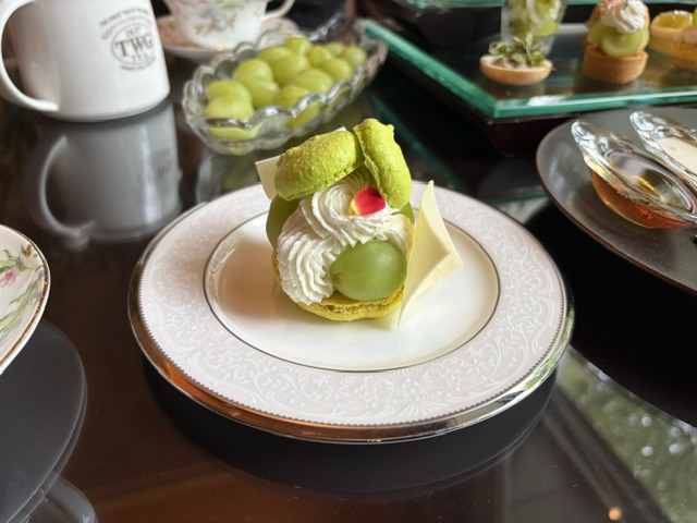 画像: 3粒のシャインマスカットが贅沢!華やかな「スペシャルスイーツ」
