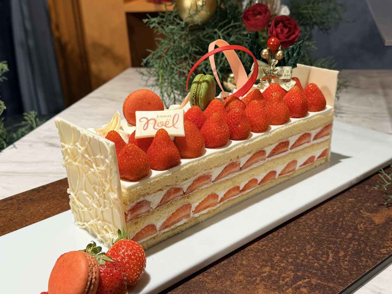 画像: 『あまおう苺のショートケーキ』 13,000円(25cm × 8.5cm H7cm)/ ハーフ8,000円(12.5cm × 8.5cm H7cm)