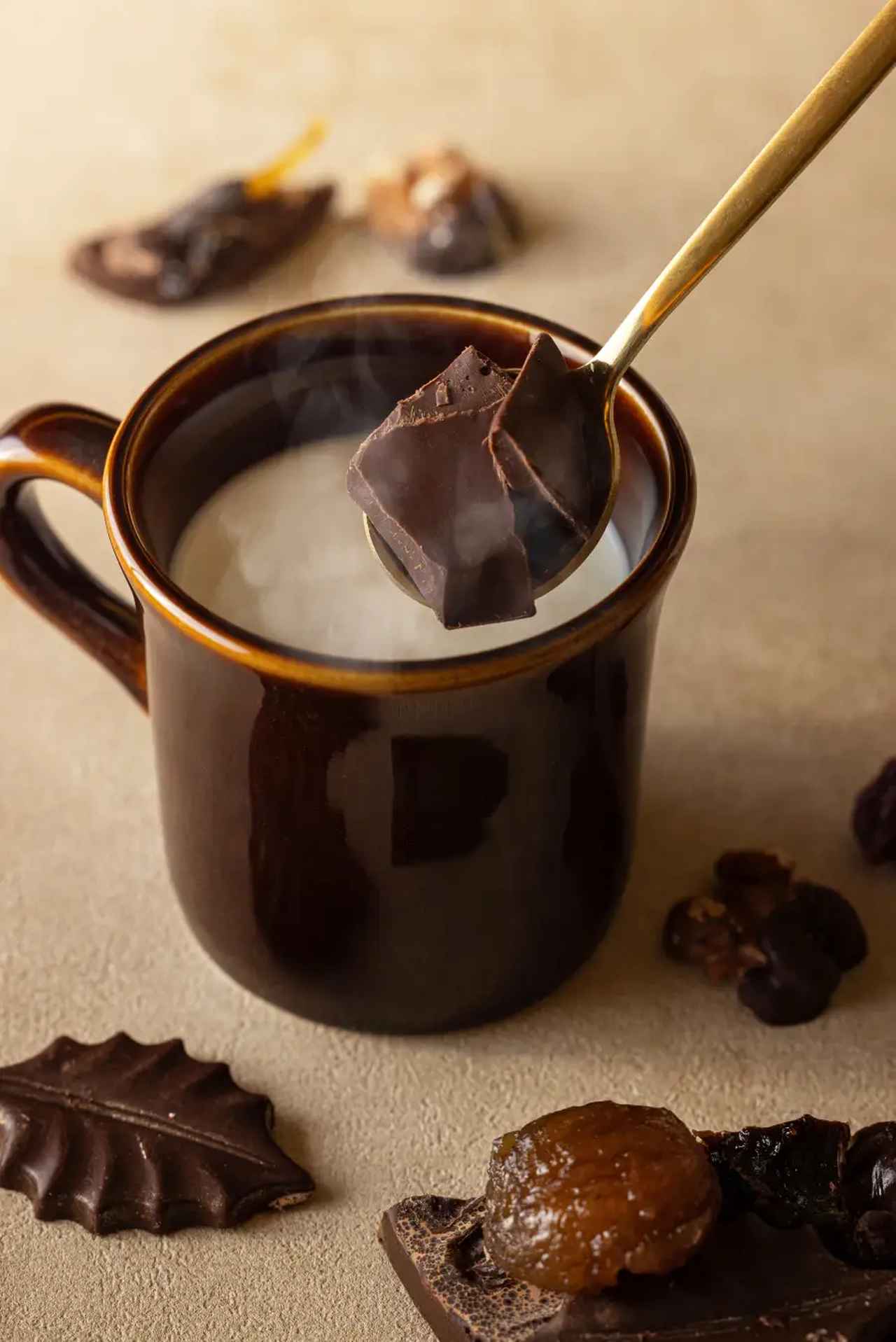 画像: 土台のチョコレートはホットチョコレートに