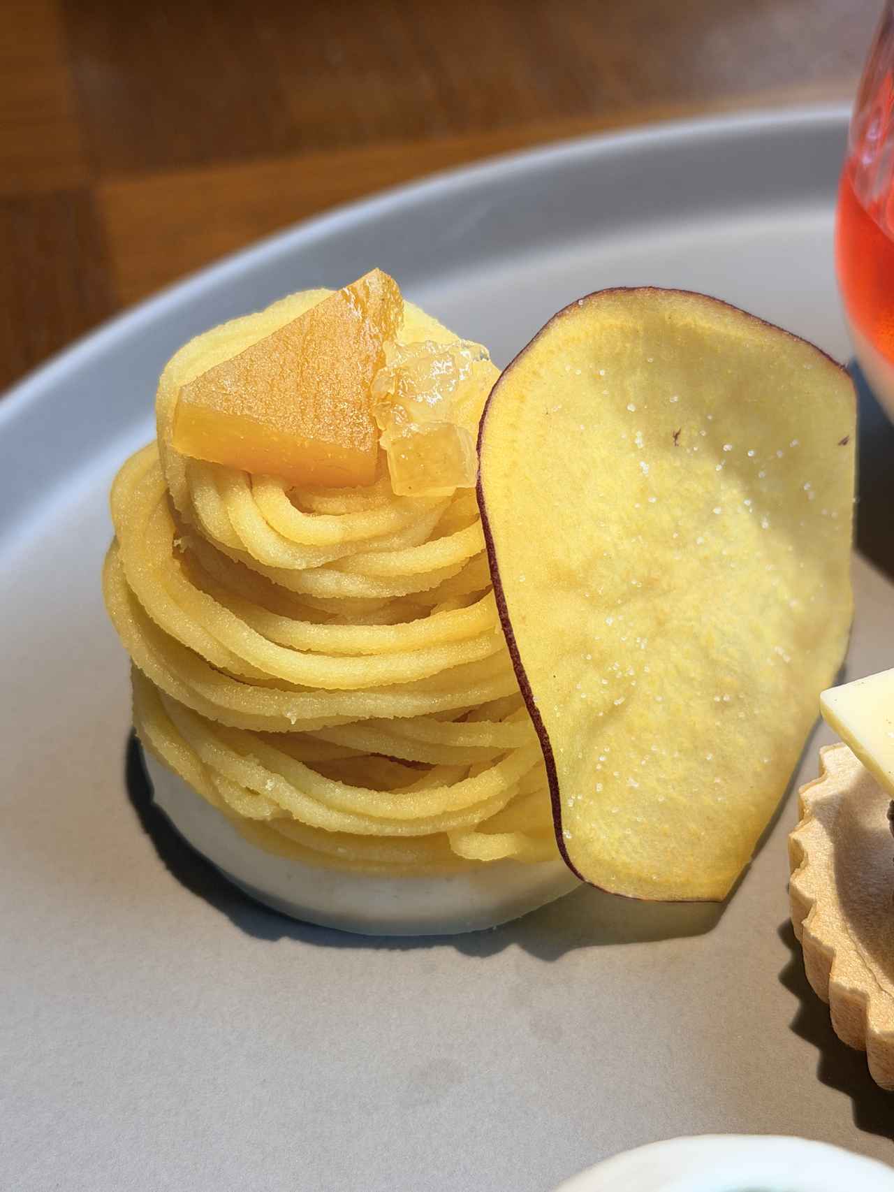 画像: サツマイモンブラン 軽やかなメレンゲに、マルメロとレモンのジュレを重ね、濃厚なサツマイモクリームで包み込みました。秋の味覚を繊細に表現した、優しい甘さが広がるモンブランです。