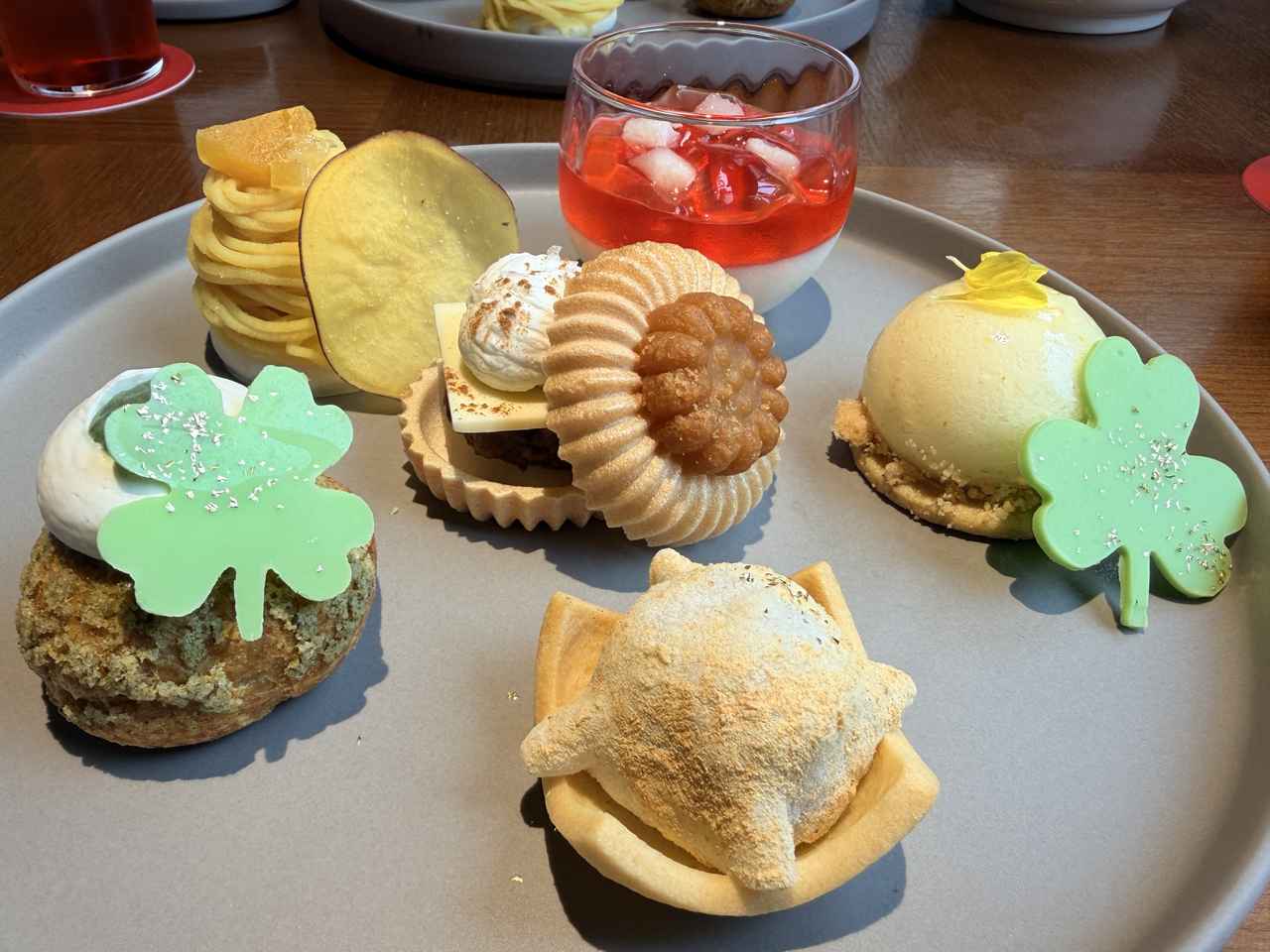 画像: ・五味子ヴェリーヌ ・柚子ムース 山椒サブレ ・ドバイチョコインジョルミ ・ヨモギシュークリーム ・薬菓風 最中 ・サツマイモンブラン