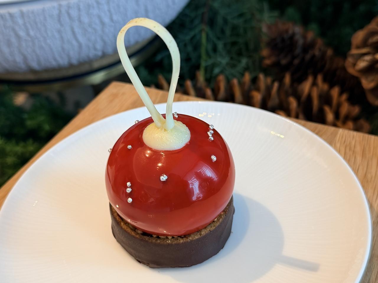 画像: ■オーナメント ¥1,200 <100個限定> クリスマスツリーを彩るオーナメントをモチーフにしたプティガトー。 ギフトにもおすすめの華やかな一品です。