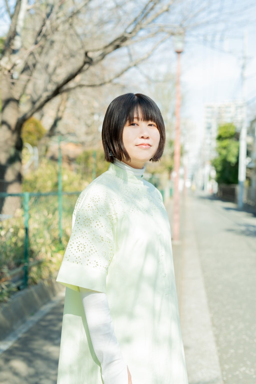画像: 岡本真帆｜歌人・作家 1989年生まれ。歌集に『水上バス浅草行き』、『あかるい花束』（ナナロク社）。最新刊に短歌とエッセイ『落雷と祝福』（朝日新聞出版）がある。