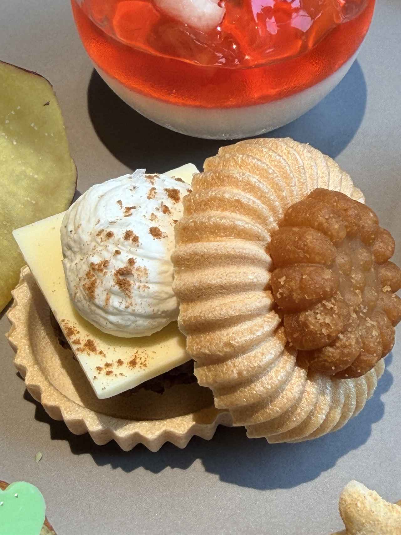 画像: 薬菓風 最中 韓国の伝統菓子「薬菓」をイメージした芳醇な甘みを、餡バターとマスカルポーネシャンティとともに香ばしい最中でサンドしました。韓国と日本、それぞれの伝統菓子の魅力を掛け合わせた一品です。