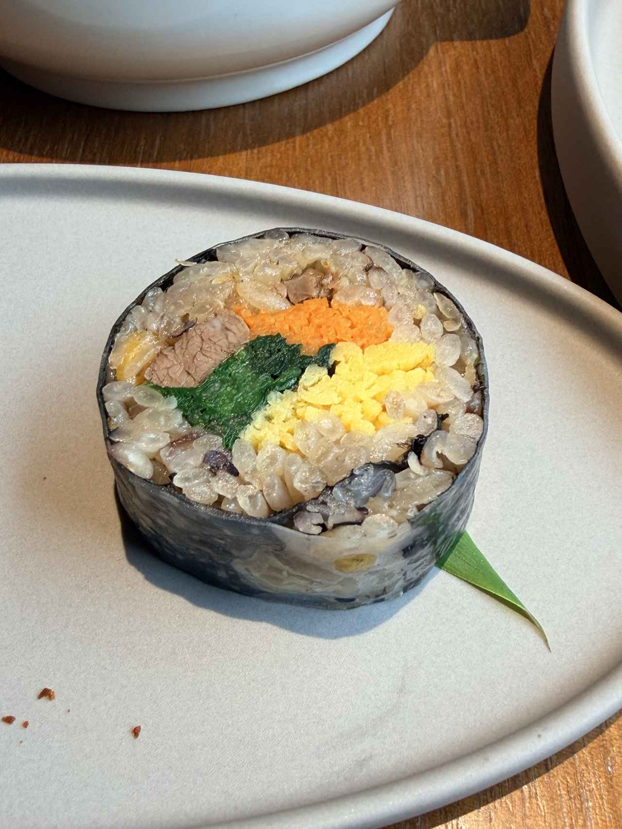 画像: 牛肉やほうれん草、人参、卵など彩り豊かな具材を丁寧に巻き込んだ十六穀米を使用した韓国風海苔巻き【十六穀米キンパ】。多彩な穀物を取り入れた、身体にやさしい味わいです。